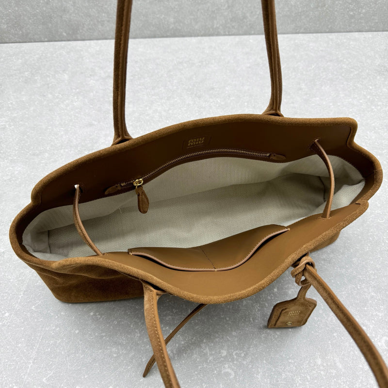 Bolsa Miu Miu Aventure em camurça