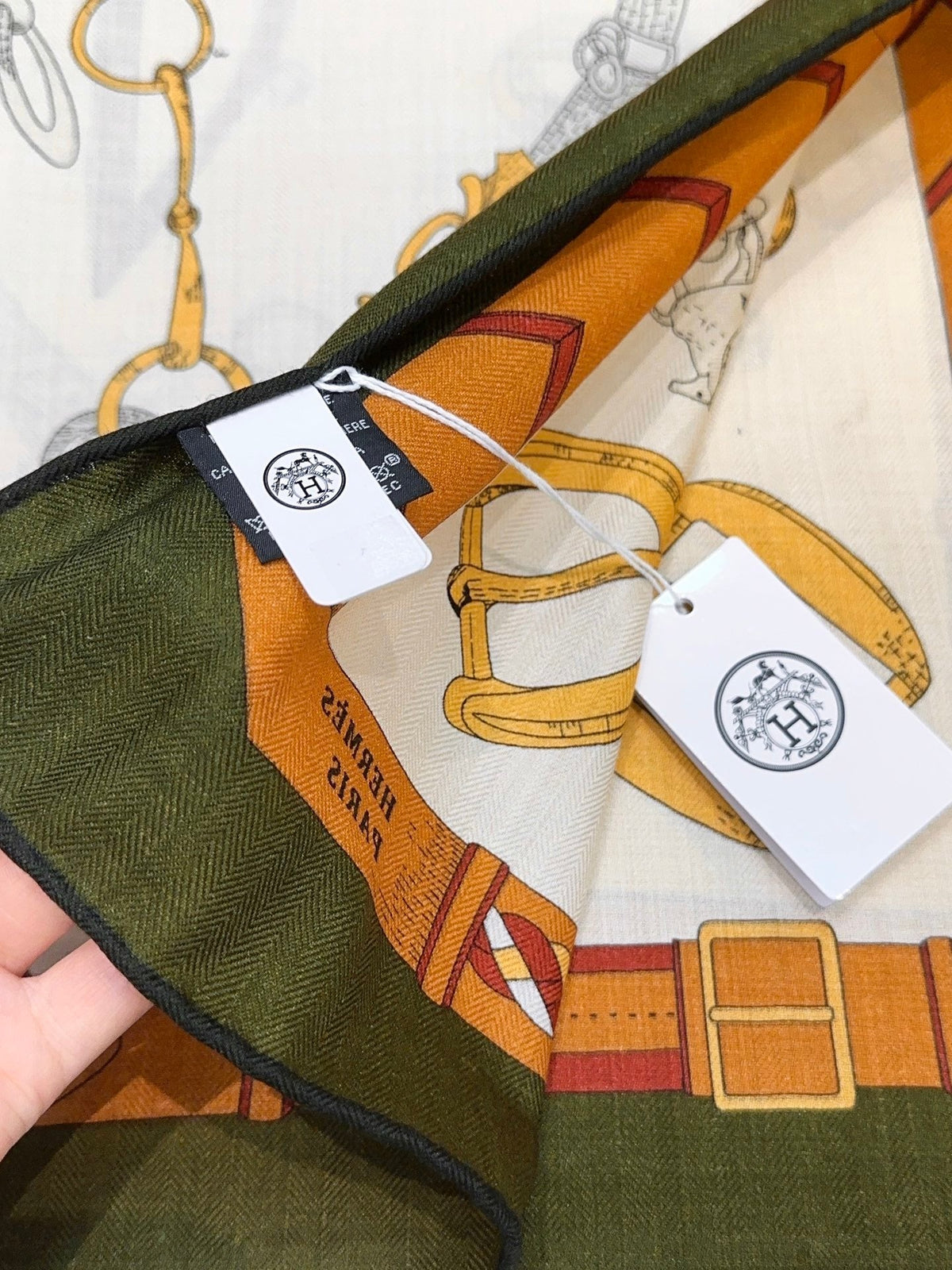 Lenço Hermès Carré 90 "Les Chevaux Déchaînés" Cor Marfim / Branco-Antigo