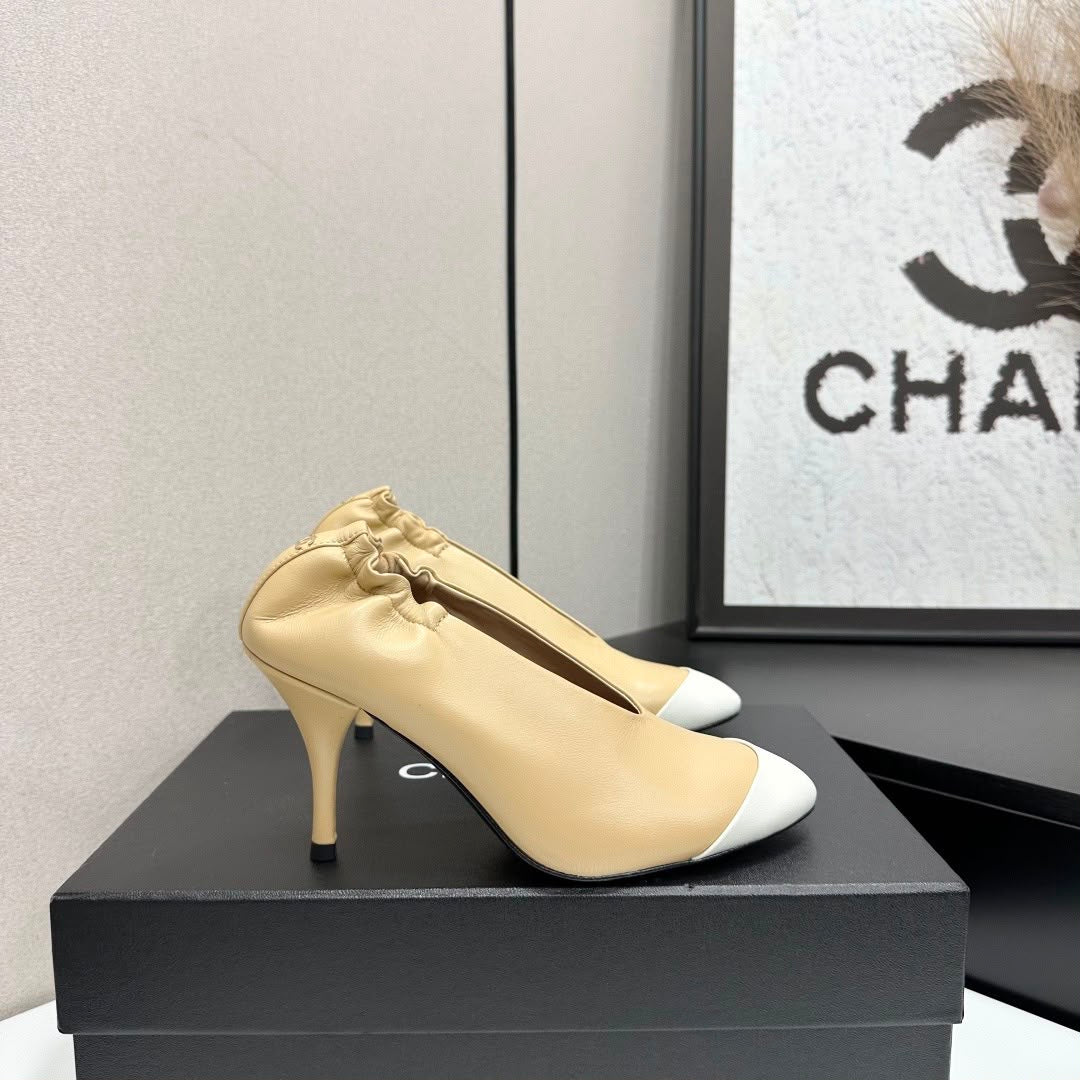 Chanel em Couro Lambskin Bicolor Bege e Branco