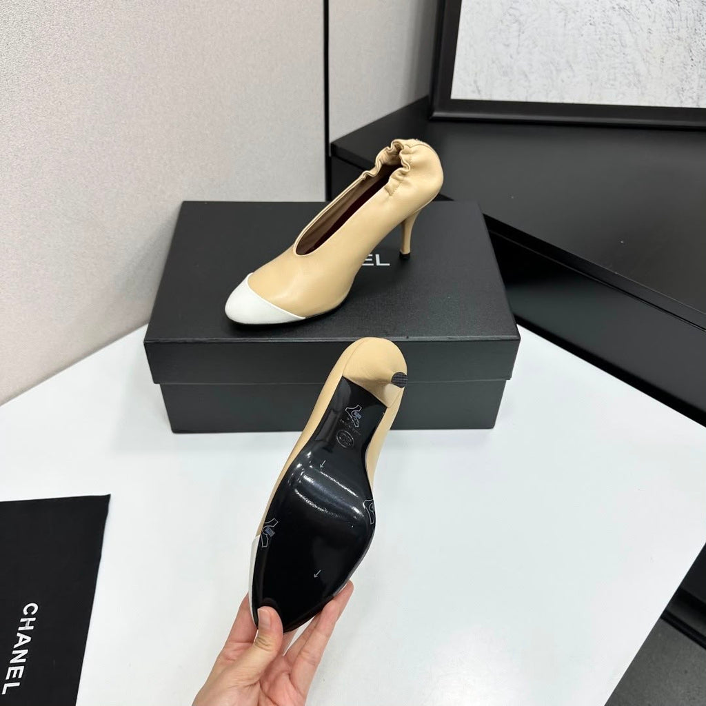 Chanel em Couro Lambskin Bicolor Bege e Branco