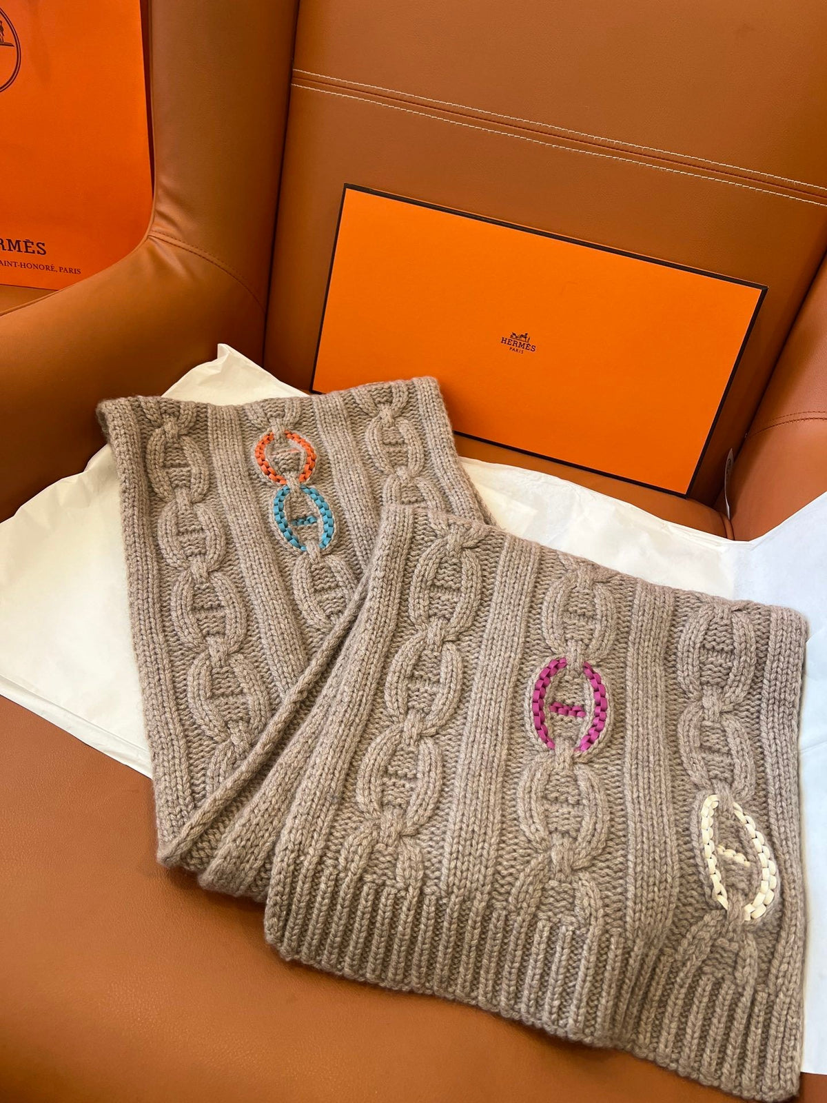 Cachecol Hermès Tri-Maillon Details Cuir Marrom-Claro