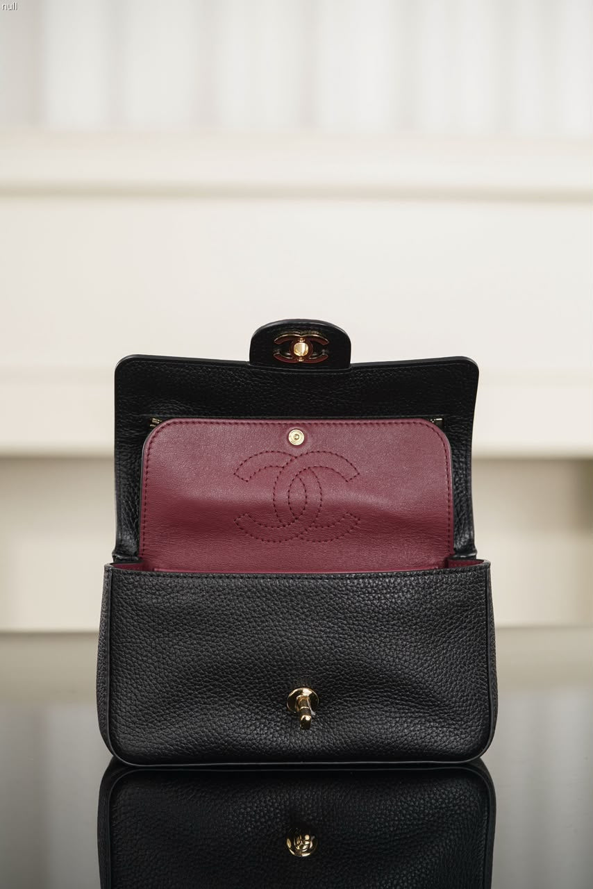 Chanel Maxi Souplissimo Flap Bag Black Ferragens Douradas