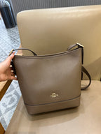 Coach Jude Duffle Bag em Signature Canvas Taupe Ferragens Douradas