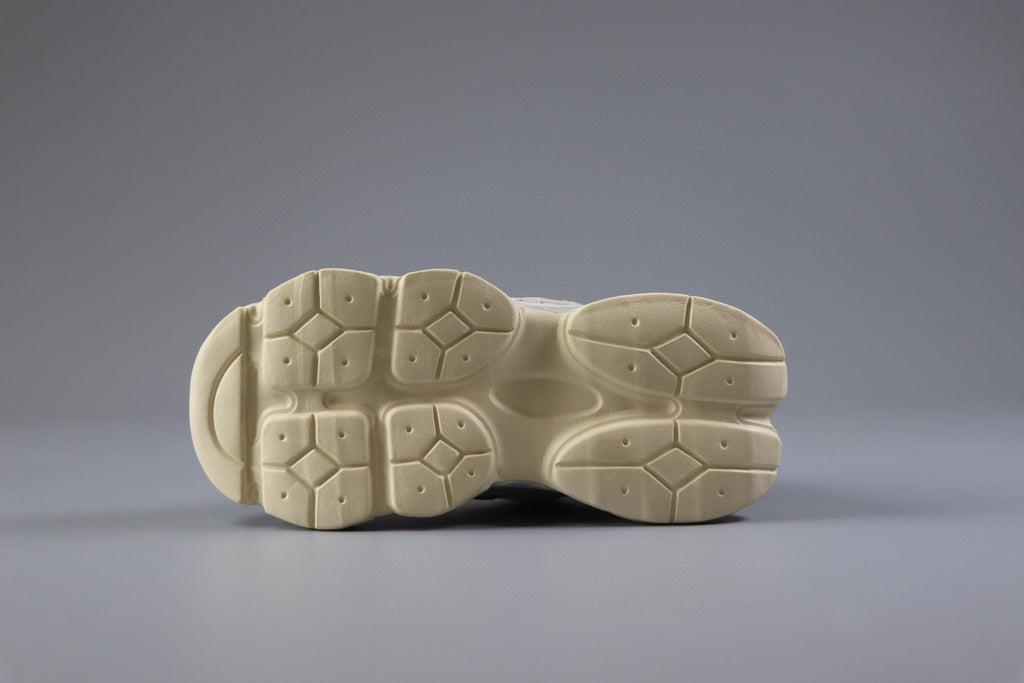 New Balance brown and white infantil.