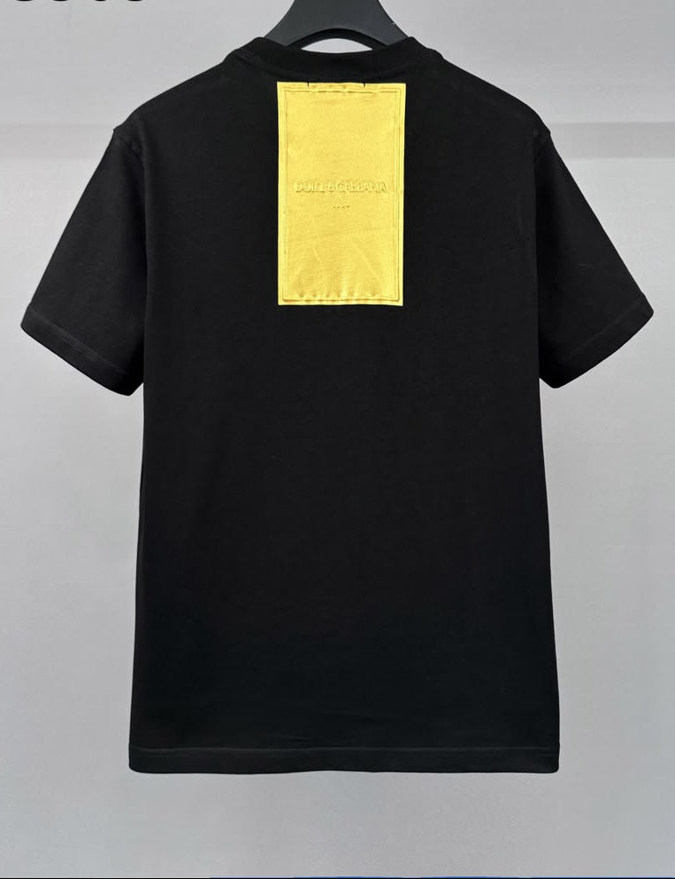 Camiseta Dolce & Gabbana com Tag Traseira de Cetim Dourado "2024"