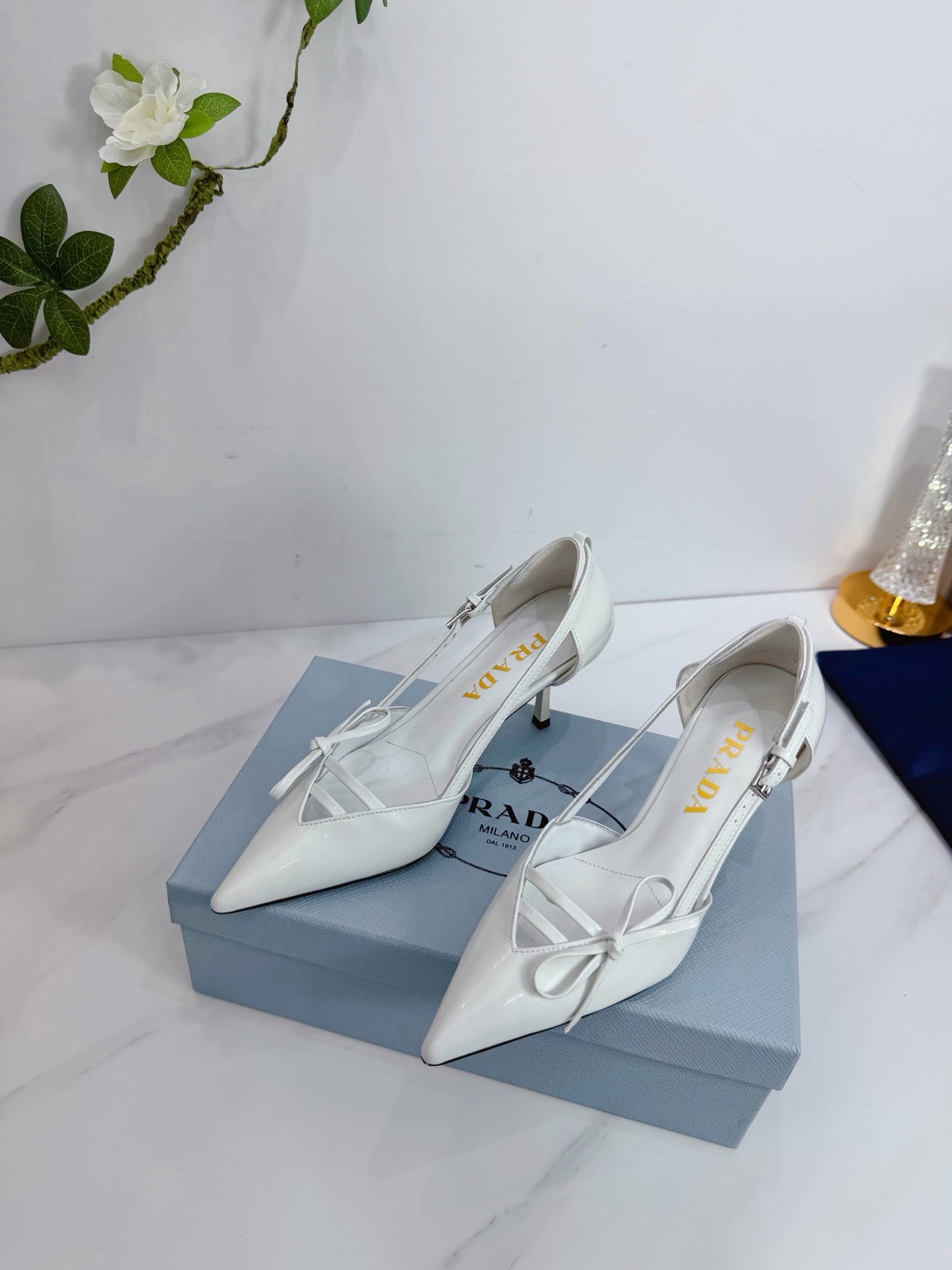 Prada Scarpin Open-Side Em Couro Verniz Branco Com Laço. Salto 7,5 cm.