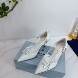 Prada Scarpin Open-Side Em Couro Verniz Branco Com Laço. Salto 7,5 cm.