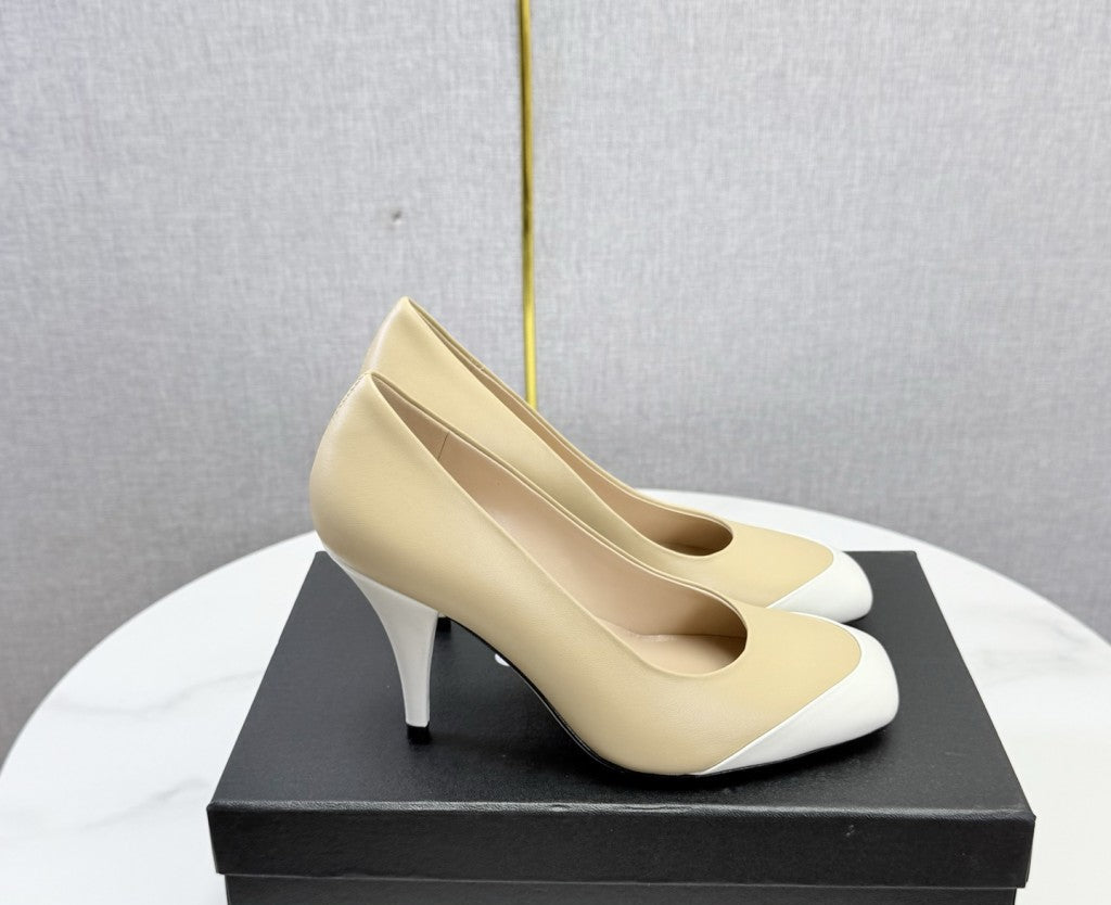Chanel Square-Toe Cap-Toe Pumps in Beige & White Leather. Salto 9 cm.