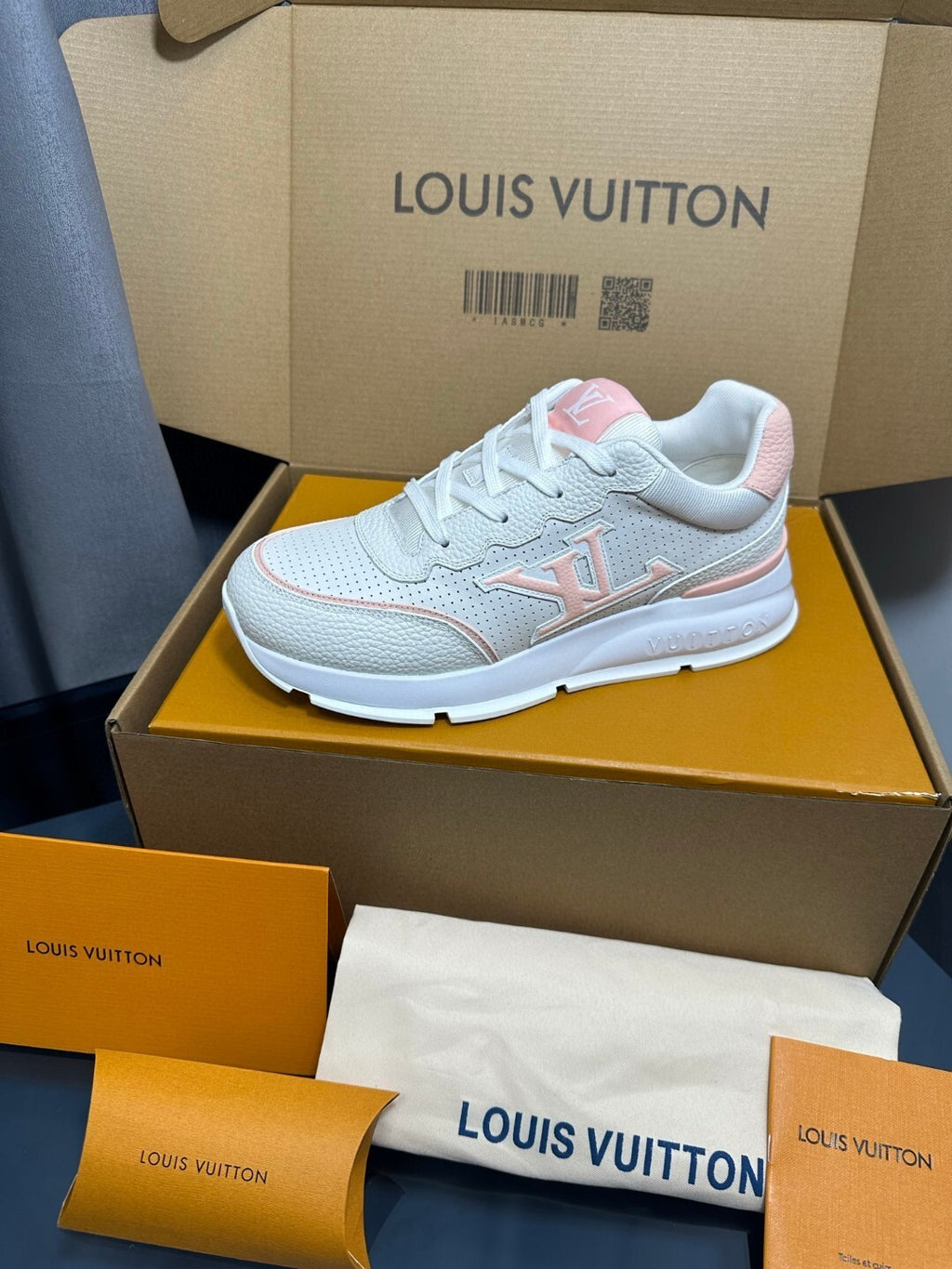 Louis Vuitton classic white pink