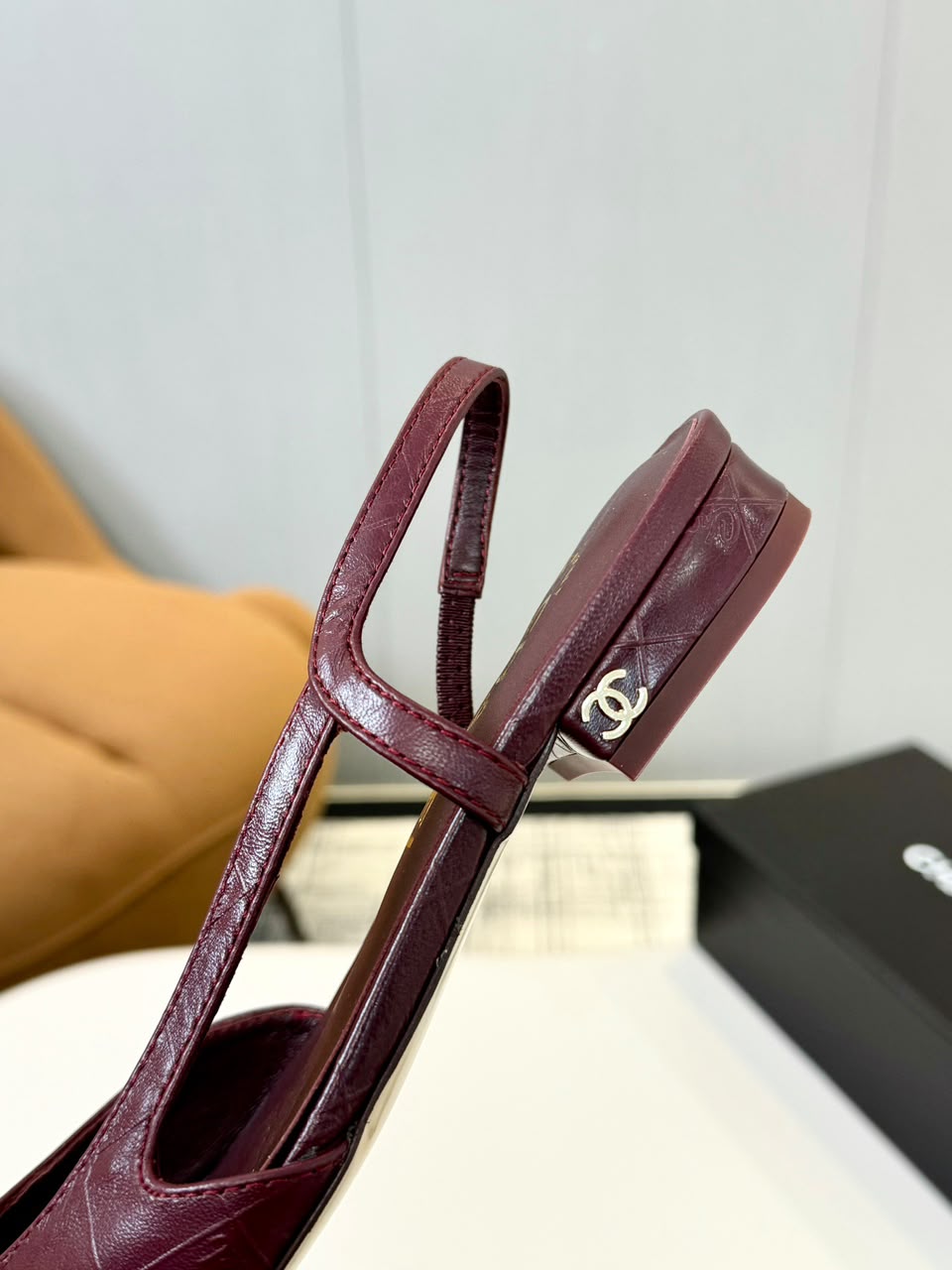 Sapatilha Chanel Slingback Flat Vinho com Bico Preto Envernizado