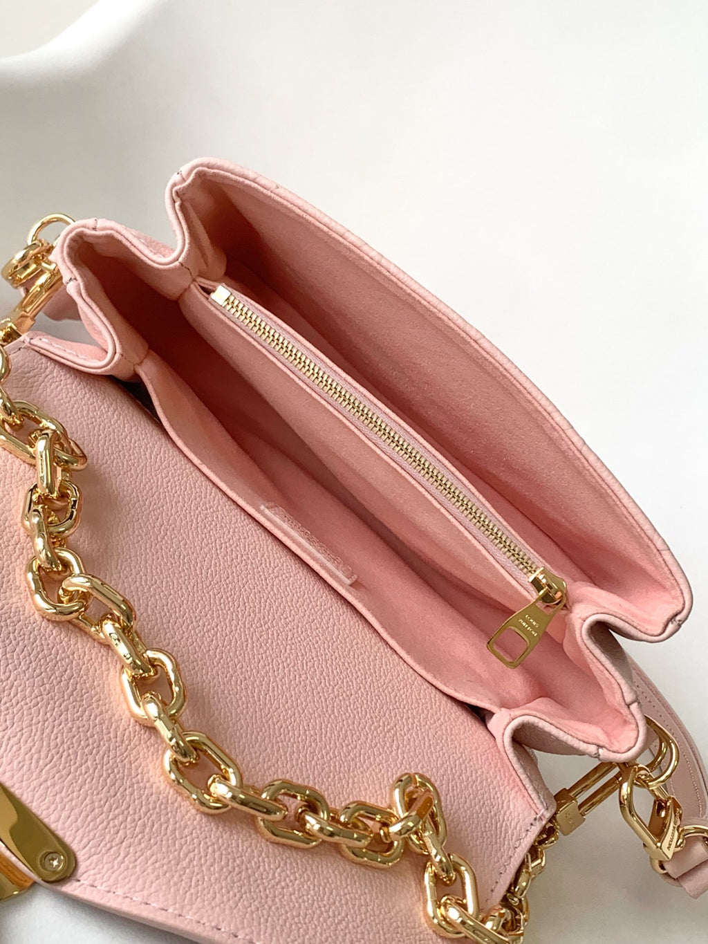Pochette Métis East West Monogram Empreinte Pink Opale