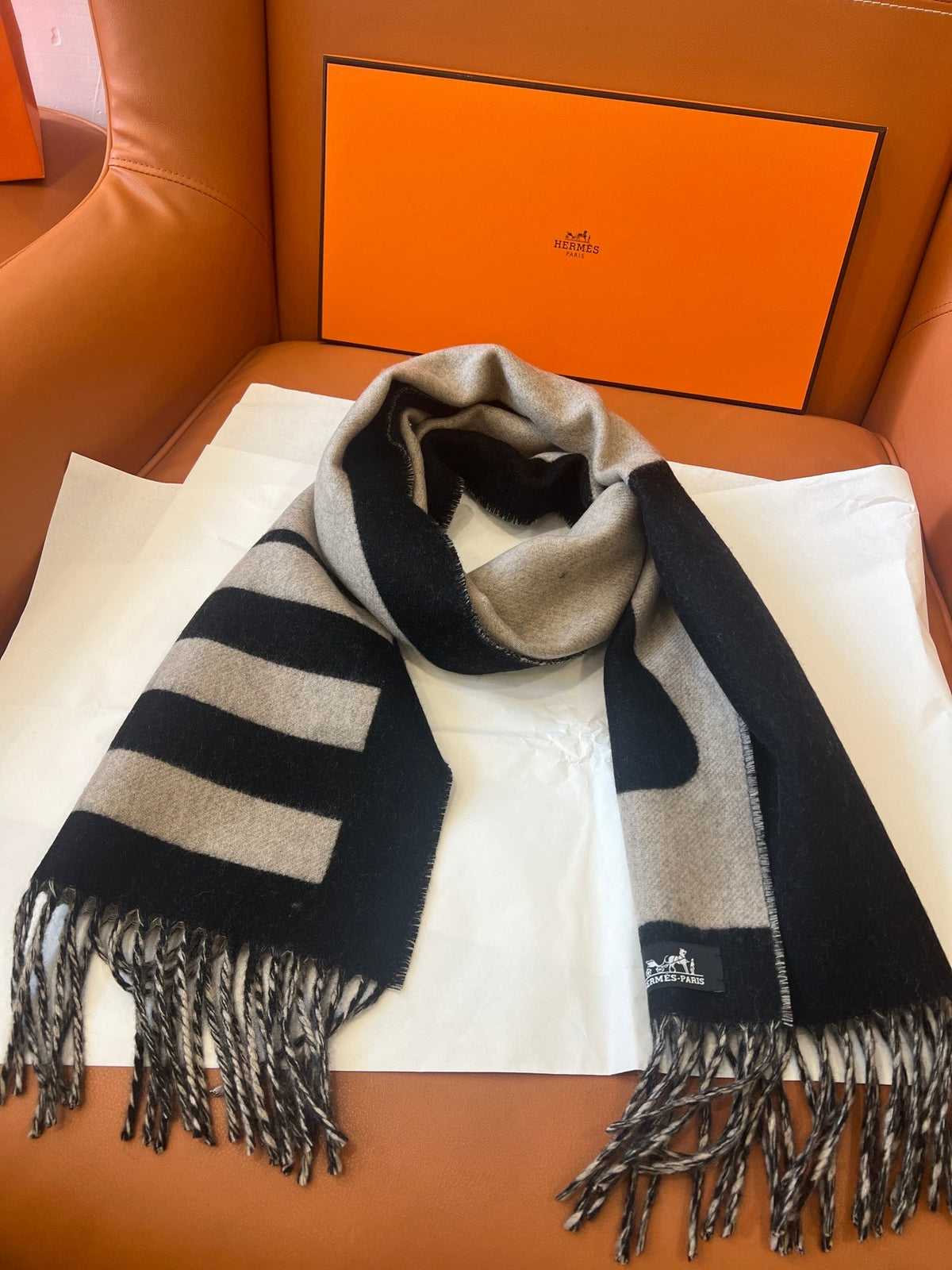 Cachecol Hermès Casaque Love Story Preto e Bege