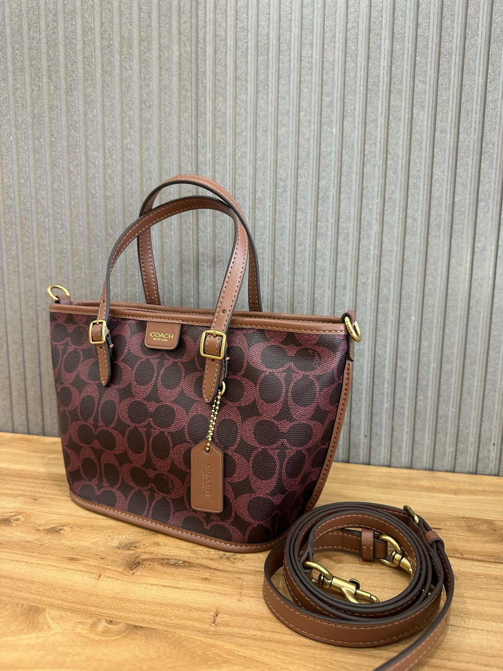 Coach Taxi Tote 21 Signature Bordô Ferragens Douradas