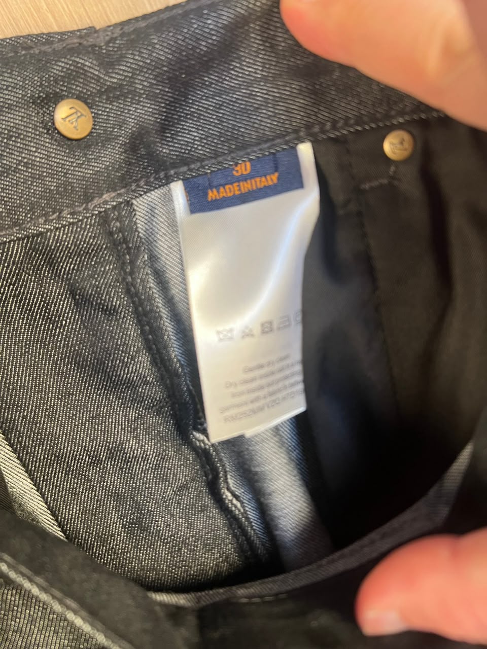 Short Louis Vuitton Utilitário em Jeans Bordado com Assinatura