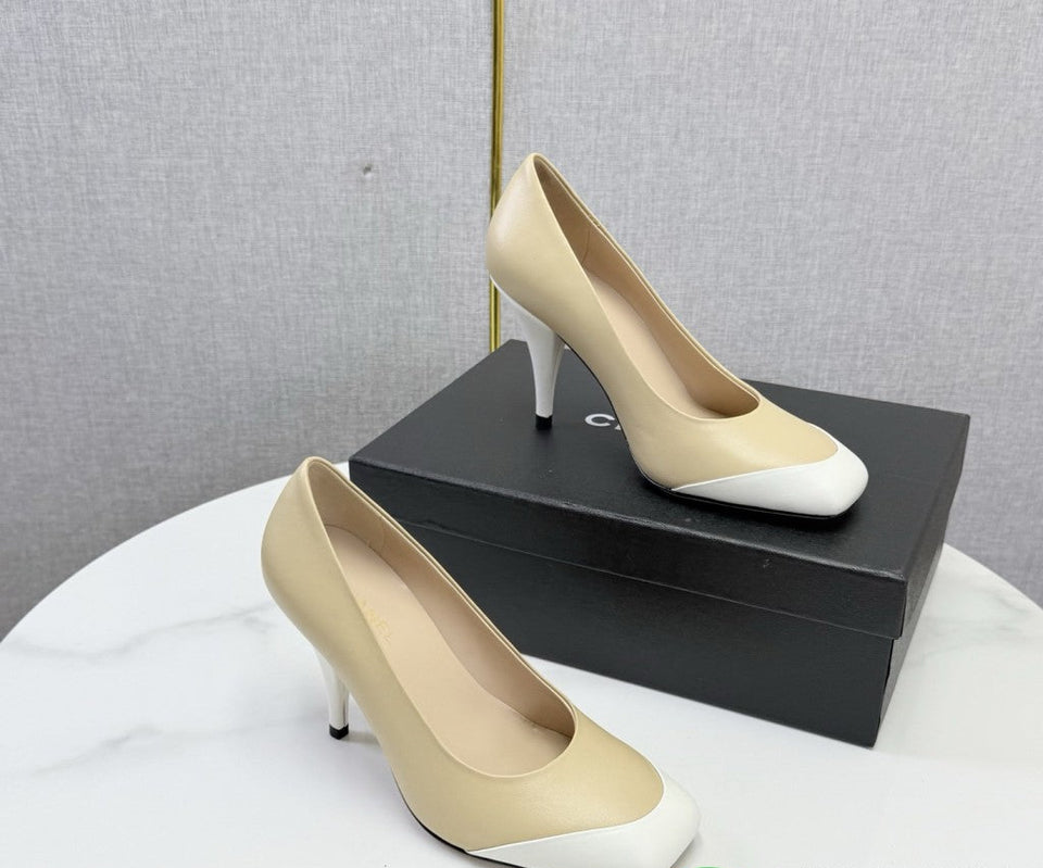 Chanel Square-Toe Cap-Toe Pumps in Beige & White Leather. Salto 9 cm.