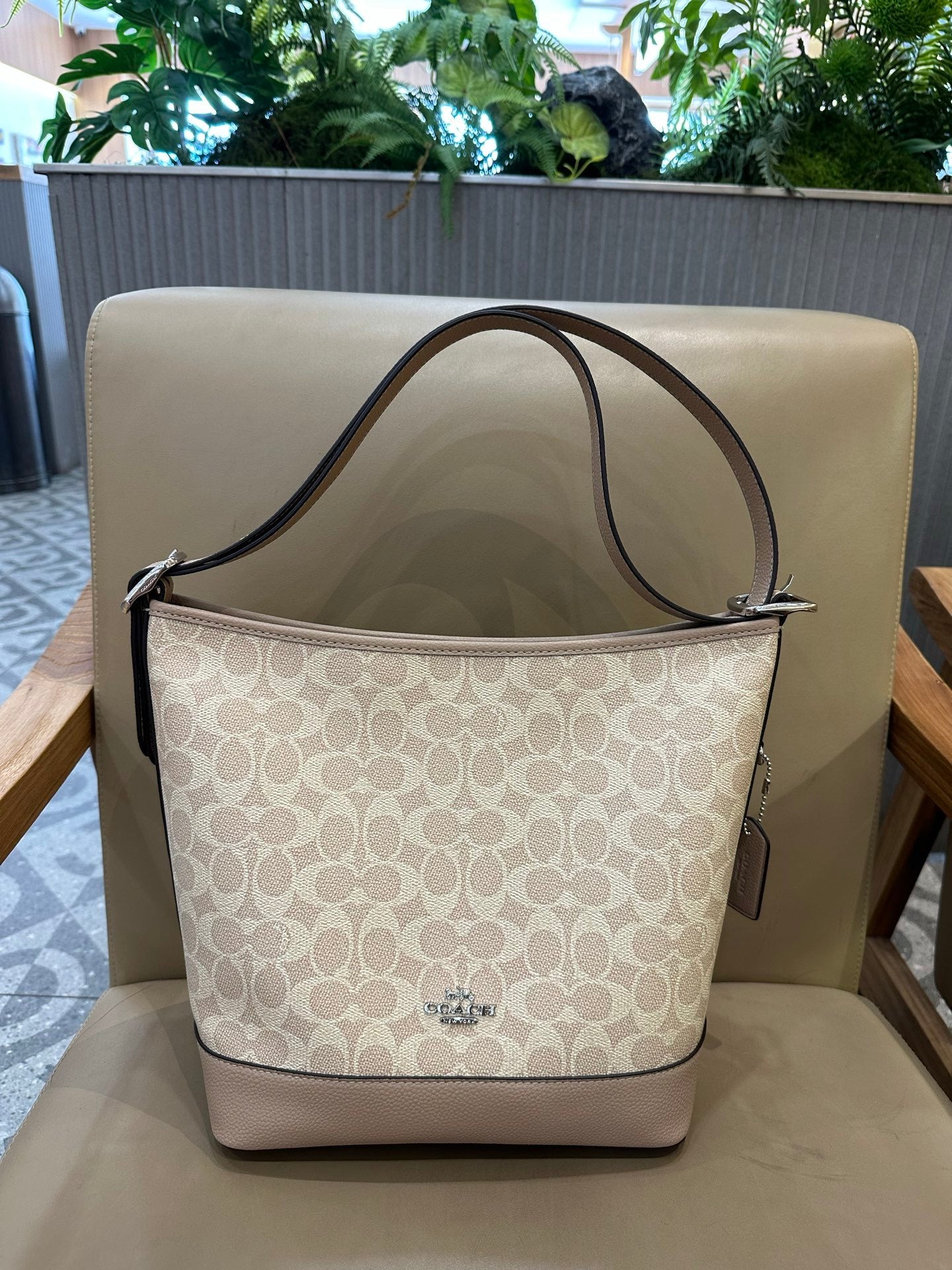 Coach Jude Duffle Bag em Signature Canvas Khaki Claro Ferragens Prata