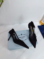Prada Scarpin Open-Side Em Couro Camurça Preto Com Laço. Salto 7,5 cm.