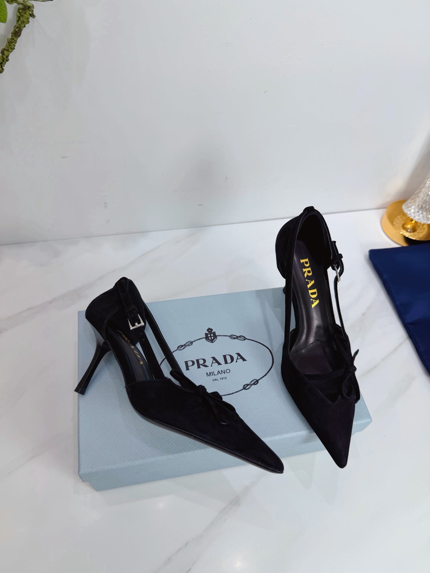 Prada Scarpin Open-Side Em Couro Camurça Preto Com Laço. Salto 7,5 cm.