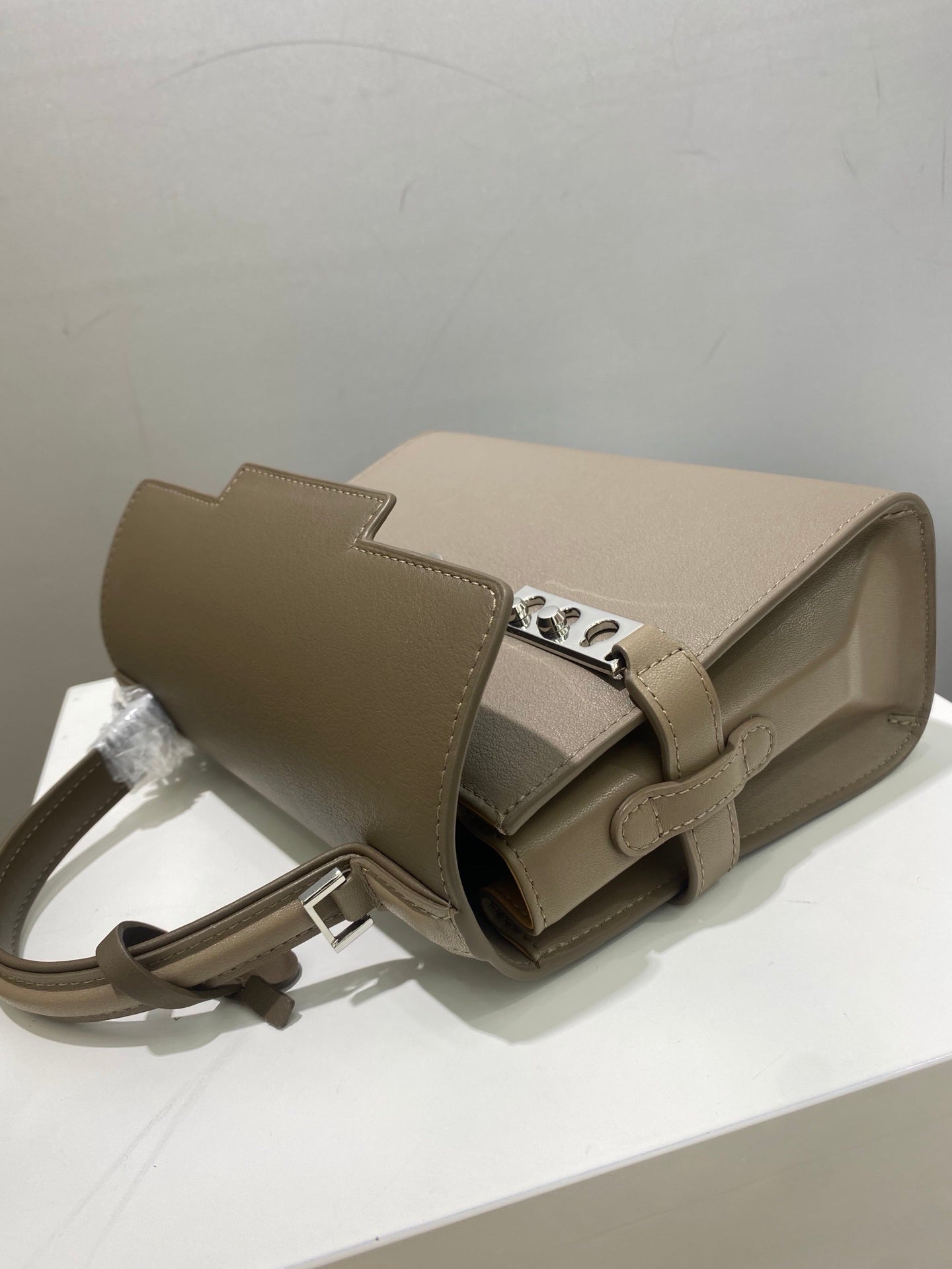 Delvaux Tempête MM Taupe