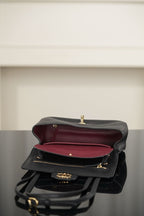 Chanel Maxi Souplissimo Flap Bag Black Ferragens Douradas