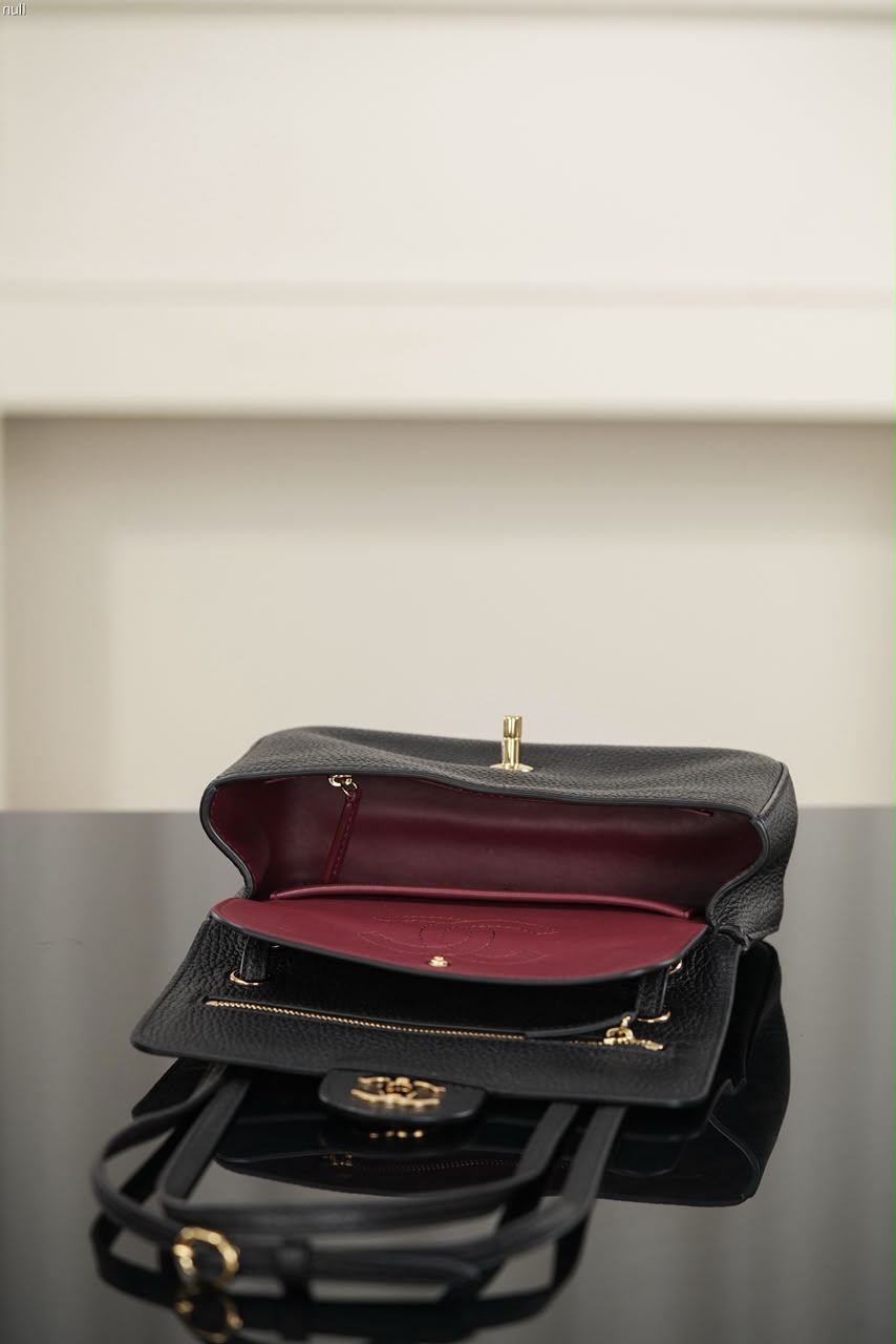Chanel Maxi Souplissimo Flap Bag Black Ferragens Douradas