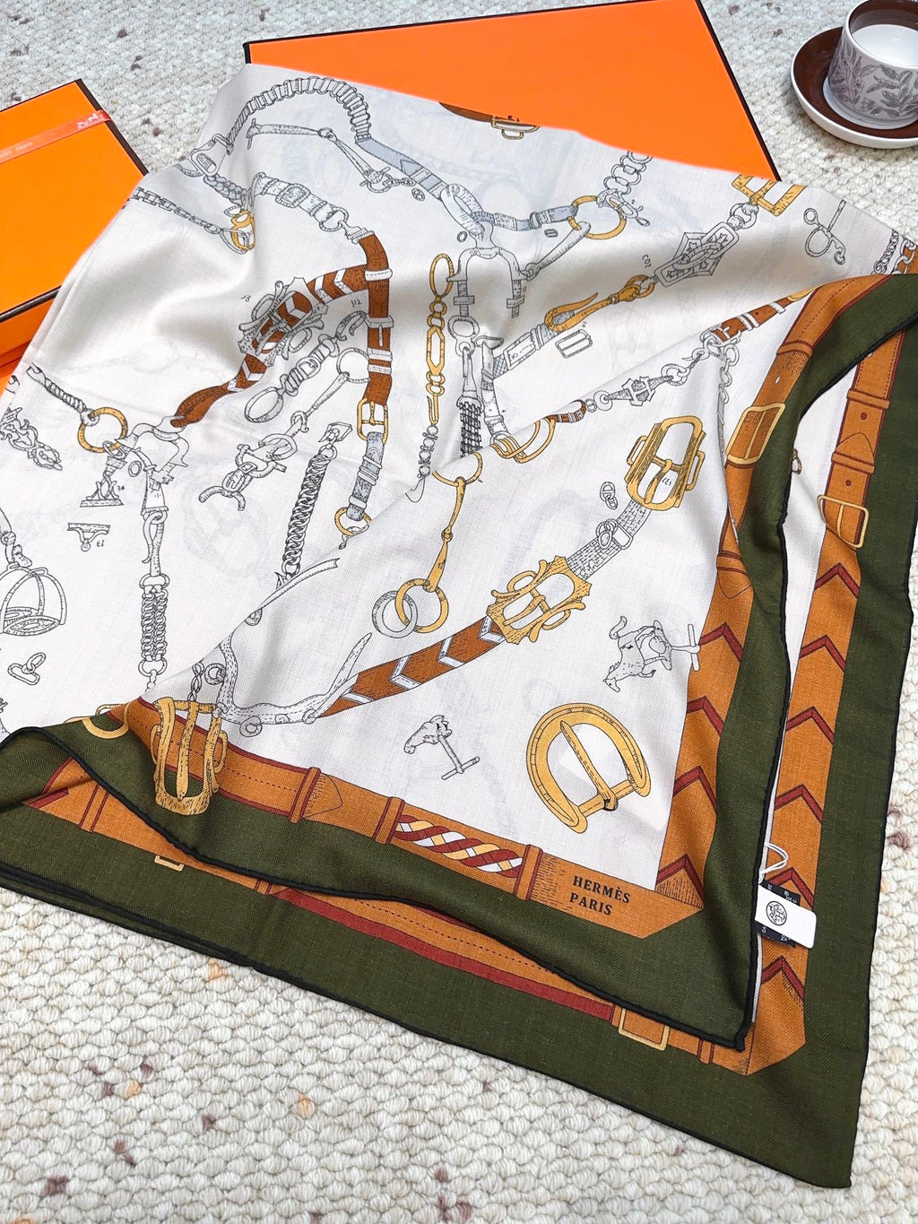 Lenço Hermès Carré 90 "Les Chevaux Déchaînés" Cor Marfim / Branco-Antigo