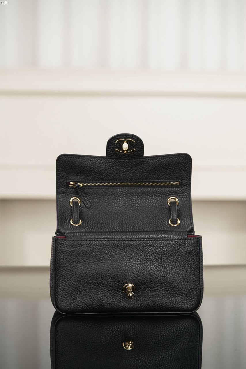 Chanel Maxi Souplissimo Flap Bag Black Ferragens Douradas