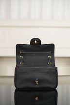 Chanel Maxi Souplissimo Flap Bag Black Ferragens Douradas