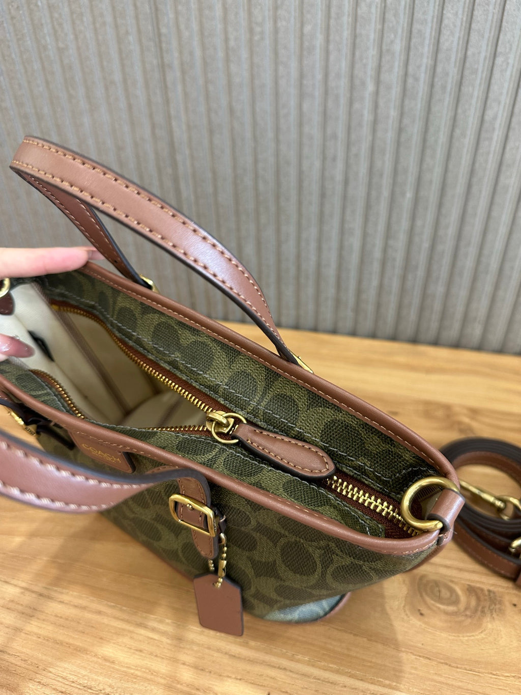 Coach Taxi Tote 21 Signature Green Ferragens Douradas