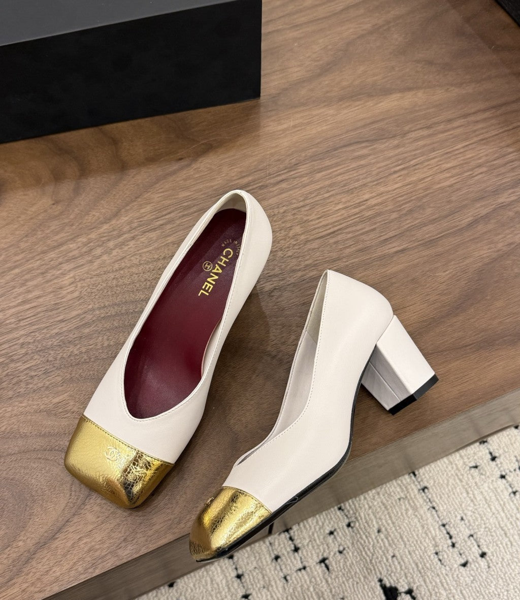 Chanel Cap-Toe Pump off-white e Dourado. Salto 6,5 cm.