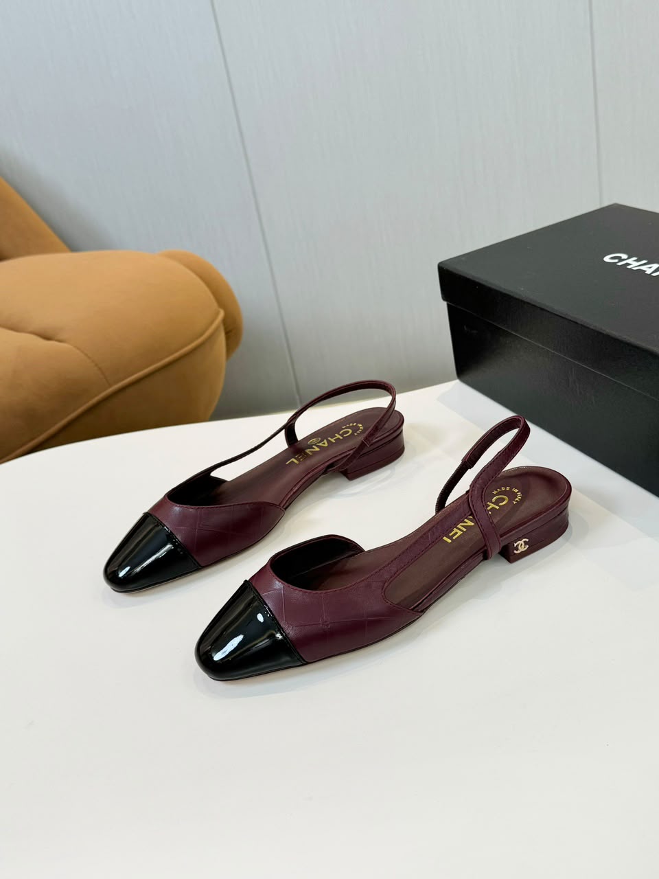 Sapatilha Chanel Slingback Flat Vinho com Bico Preto Envernizado