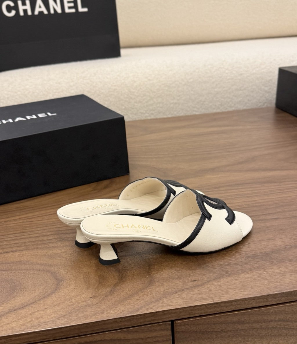 Chanel Interlocking CC Heeled Mules  Ivory & Black. Salto 5 cm.