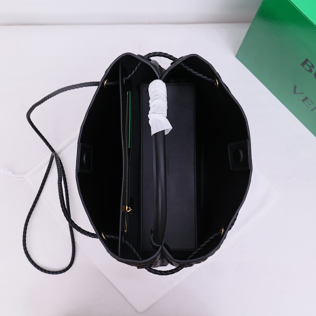 Bottega Veneta Andiamo Bag Large Black .