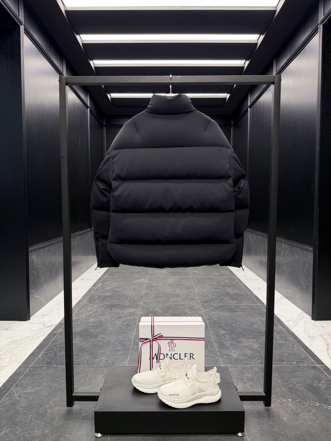 Moncler x EE72 by Edward Enninful Seymour Short Down Jacket Feminina